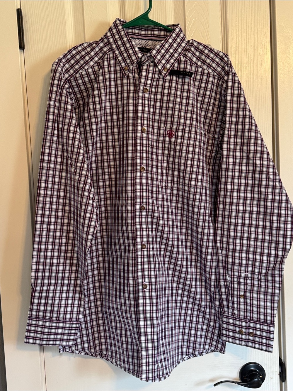 New with tags, Men’s size Medium Ariat Pro series fitted button down rodeo shirt